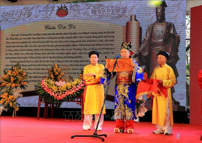 Quan đám đọc Chiếu dời Đô. Ảnh: Đinh Văn Nhiều - TTXVN Lễ hội Đền Đô hướng về nguồn cội ảnh 5