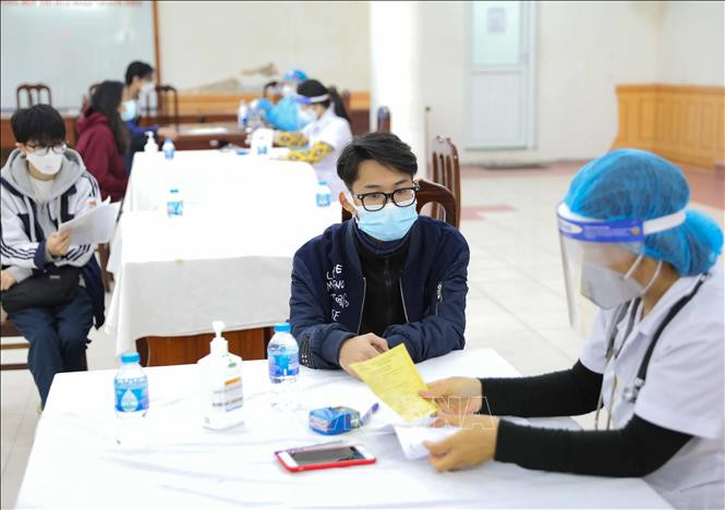 Sàng lọc trước khi tiêm mũi 2 vaccine phòng COVID-19 cho học sinh trường THPT Việt Đức. Ảnh: Thanh Tùng - TTXVN Thủ tướng Chính phủ yêu cầu thần tốc hơn nữa trong thực hiện chiến dịch tiêm chủng vaccine ảnh 1