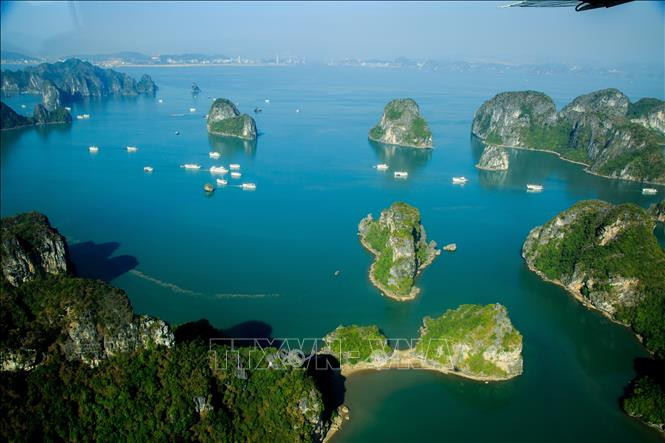 Vịnh Hạ Long. Ảnh: Minh Đức - TTXVN Quảng Ninh sẽ mở cửa đón khách quốc tế trong tuần đầu tiên của năm 2022 ảnh 1