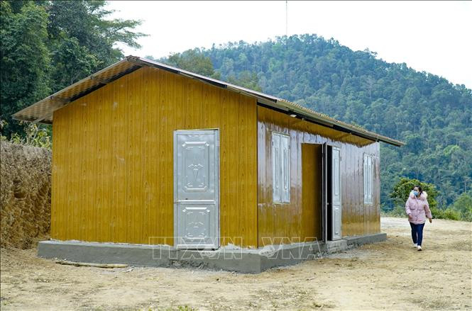Một ngôi nhà cho hộ nghèo mới được hoàn thành ở xã Keo Lôm, huyện Điện Biên Đông. Ảnh: Xuân Tư – TTXVN Dồn sức hoàn thiện hơn 1.000 nhà ở mới cho hộ nghèo huyện vùng cao Điện Biên Đông ảnh 4