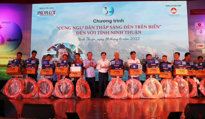 Ban Tổ chức tặng quà cho ngư dân trong Chương trình “Cùng ngư dân thắp sáng đèn trên biển”. Ảnh: Nguyễn Thành – TTXVN Chương trình “Cùng ngư dân thắp sáng đèn trên biển” đến với Ninh Thuận ảnh 2
