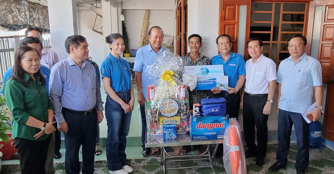 Nguyên Ủy viên Bộ Chính trị, nguyên Phó Thủ tướng Thường trực Chính phủ Trương Hòa Bình cùng Ban tổ chức tặng tặng quà cho bà con ngư dân phường Đông Hải, thành phố Phan Rang – Tháp Chàm. Ảnh: Nguyễn Thành – TTXVN Chương trình “Cùng ngư dân thắp sáng đèn trên biển” đến với Ninh Thuận ảnh 1