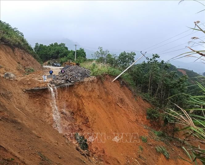 Vị trí bị sạt lở trên đường Đông Trường Sơn. Ảnh: Dư Toán - TTXVN Kon Tum tập trung khắc phục sự cố sạt lở tại đường Đông Trường Sơn ảnh 1