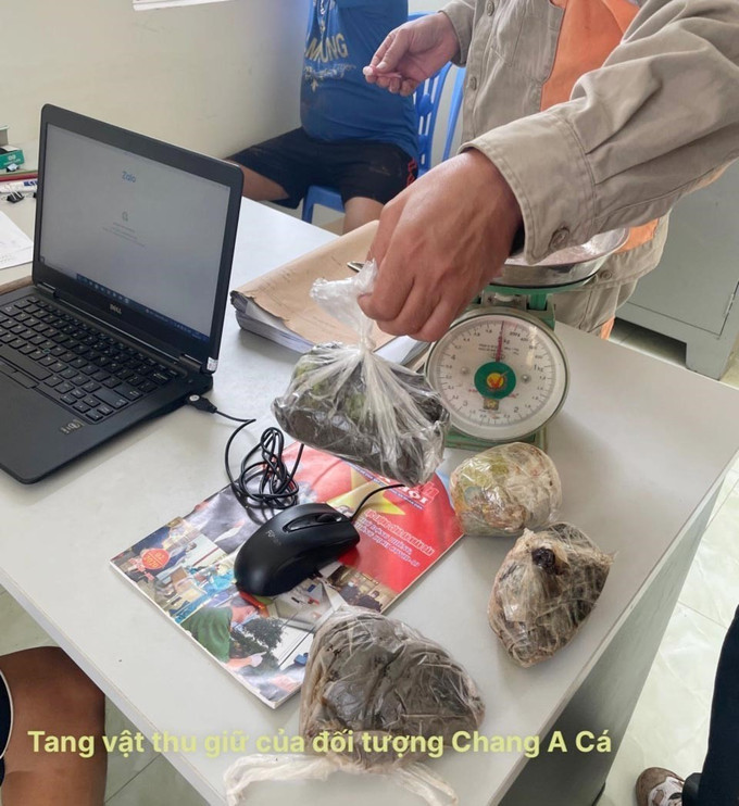 Tang vật thu giữ gồm 4 gói thuốc phiện có tổng khối lượng hơn 1 kg. Ảnh: TTXVN Lai Châu: Bắt giữ đối tượng mua bán trái phép 1kg thuốc phiện ảnh 1