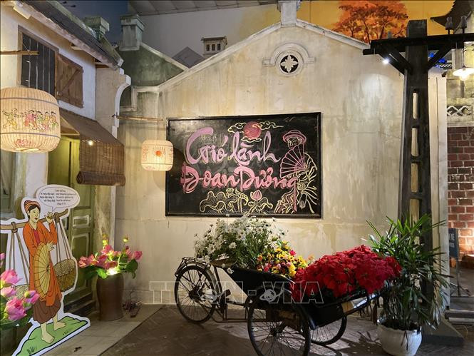 Tết Đoan Ngọ “Gió lành Đoan Dương” tại Hoàng thành Thăng Long. Ảnh: TTXVN Giới thiệu nét cổ truyền Tết Đoan Ngọ “Gió lành Đoan Dương” tại Hoàng thành Thăng Long ảnh 2