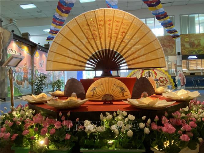 Triển lãm giới thiệu nét truyền thống của Tết Đoan Ngọ tại Hoàng thành Thăng Long. Ảnh: TTXVN Giới thiệu nét cổ truyền Tết Đoan Ngọ “Gió lành Đoan Dương” tại Hoàng thành Thăng Long ảnh 1