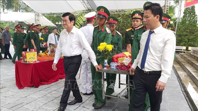 Nguyên Chủ tịch nước Trương Tấn Sang và Bí thư Tỉnh ủy Hà Giang Đặng Quốc Khánh đưa hài cốt các liệt sỹ về an táng tại Nghĩa trang Liệt sỹ Quốc gia Vị Xuyên. Ảnh: Nguyễn Chiến-TTXVN Truy điệu và an táng hài cốt liệt sỹ tại Nghĩa trang Liệt sỹ Quốc gia Vị Xuyên ảnh 1