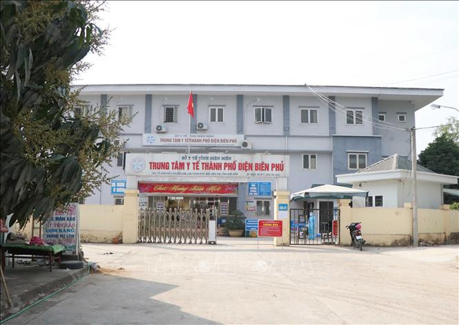 Trung tâm Y tế thành phố Điện Biên Phủ là nơi đặt bệnh viện dã chiến, quy mô 200 - 300 giường bệnh trong đó có từ 15 - 20 giường bệnh hồi sức với đầy đủ hệ thống oxy, khí nén, máy thở... để điều trị người bệnh COVID-19. Ảnh: Xuân Tiến-TTXVN Dịch COVID-19: Hỗ trợ tỉnh Điện Biên khẩn trương thành lập bệnh viện dã chiến tại Trung tâm Y tế thành phố Điện Biên Phủ ảnh 1