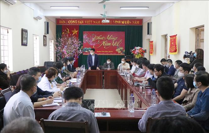 Buổi làm việc giữa Đoàn công tác đặc biệt của Bộ Y tế với Thường trực Tỉnh ủy Điện Biên, Sở Y tế tỉnh và Trung tâm Y tế thành phố Điện Biên Phủ. Ảnh: Xuân Tiến-TTXVN Dịch COVID-19: Hỗ trợ tỉnh Điện Biên khẩn trương thành lập bệnh viện dã chiến tại Trung tâm Y tế thành phố Điện Biên Phủ ảnh 2