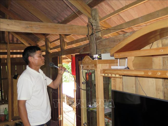 Trưởng bản Hua Nà, xã Tông Lạnh, huyện Thuận Châu đọc thông báo qua hệ thống loa phát thanh. Ảnh: Hữu Quyết - TTXVN Sáp nhập thôn bản góp phần tinh gọn bộ máy cơ sở ở Sơn La ảnh 2