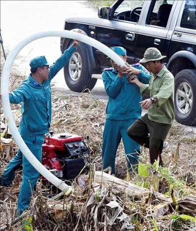 Vườn Quốc gia U Minh Hạ đơn vị đã bố trí xuống các trạm chốt 10 tổ máy bơm ở các khu vực trọng điểm. Ảnh: Huỳnh Anh - TTXVN Bảo vệ rừng tràm U Minh Hạ an toàn bước qua mùa khô hạn ảnh 3