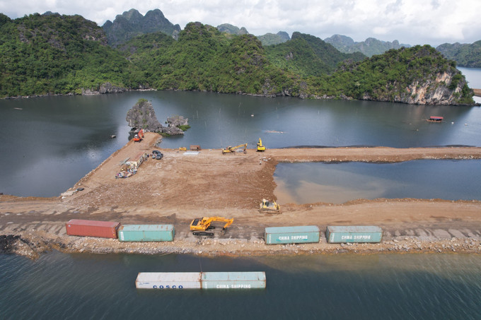 Hiện trường dự án đô thị tại khu 10B, phường Quang Hanh, thành phố Cẩm Phả. Ảnh: TTXVN Kiểm tra phản ánh Dự án khu đô thị quây núi đá vịnh Hạ Long làm "hòn non bộ" ảnh 1