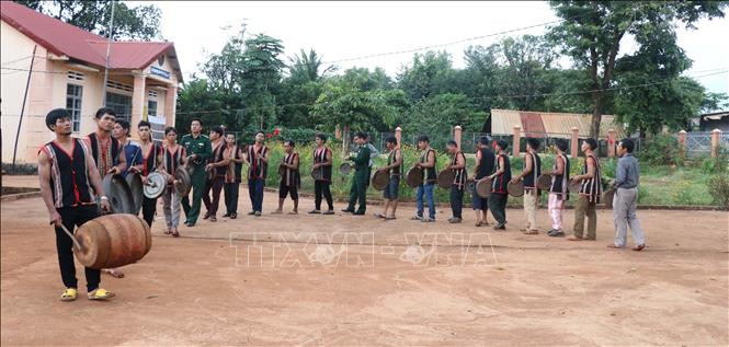 Múa cồng, chiêng Tây Nguyên. Ảnh: Hồng Điệp - TTXVN Gia Lai: Đan áo mới cho cồng, chiêng ảnh 14