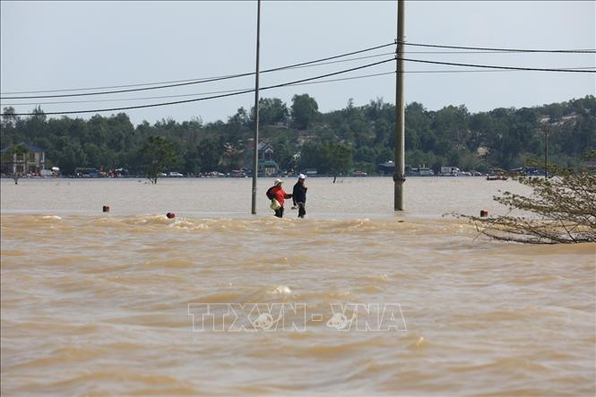 Một số nơi tại huyện Lệ Thủy nước vẫn ngập sâu. Ảnh: Thành Đạt - TTXVN Quảng Bình vẫn còn khoảng 2.000 ngôi nhà bị ngập ảnh 2