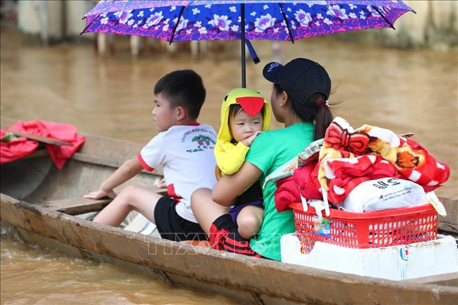 Nước bắt đầu rút, người dân Lệ Thủy đã có thể di chuyển đồ đạc về nhà. Ảnh: Thành Đạt - TTXVN Quảng Bình vẫn còn khoảng 2.000 ngôi nhà bị ngập ảnh 1