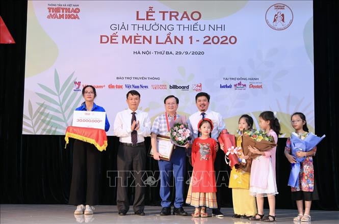 Trong mùa giải đầu tiên, Giải “Hiệp sĩ Dế mèn” đã được trao cho nhà văn Nguyễn Nhật Ánh với tác phẩm “Làm bạn với bầu trời” cùng sự nghiệp sáng tác cho thiếu nhi của ông . Ảnh: Thành Đạt - TTXVN Giải thưởng thiếu nhi Dế mèn lần thứ 2 nhận tác phẩm dự thi đến ngày 15/5/2021 ảnh 1