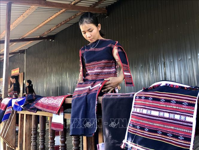 Các sản phẩm thổ cẩm truyền thống. Ảnh: Hoài Nam -TTXVN Giải "bài toán" bảo tồn văn hóa dệt thổ cẩm ở Gia Lai ảnh 1