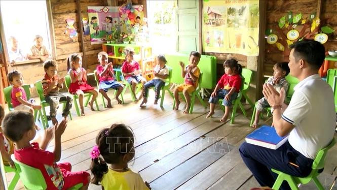 Lớp học nhỏ bé giữa núi rừng biên cương luôn vang lên những lời ca tiếng hát của con trẻ dưới sự chăm sóc, vỗ về của người thầy tâm huyết Nguyễn Văn Cường. Ảnh: Võ Dung - TTXVN Chuyện về thầy giáo mầm non Nguyễn Văn Cường nơi rẻo cao biên giới ảnh 4