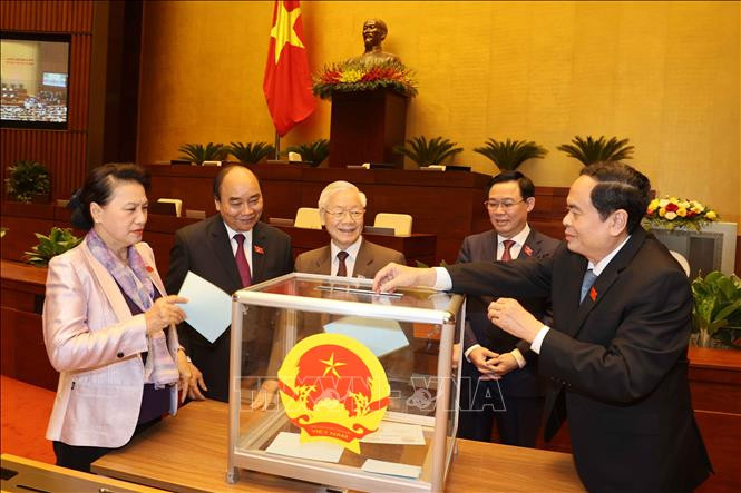 Tổng Bí thư, Chủ tịch nước Nguyễn Phú Trọng và các đồng chí lãnh đạo Đảng và Nhà nước bỏ phiếu. Ảnh: Trí Dũng - TTXVN Kỳ họp thứ 11, Quốc hội khóa XIV: Quốc hội thông qua Nghị quyết về việc miễn nhiệm chức vụ Chủ tịch nước đối với ông Nguyễn Phú Trọng ảnh 1
