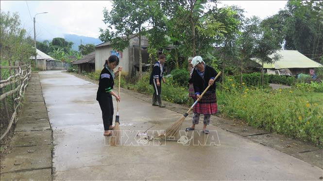Phụ nữ bản Gia Khâu 1, xã Sùng Phài, thành phố Lai Châu, quét dọn đường làng, ngõ xóm. Ảnh: Việt Hoàng - TTXVN Phụ nữ Lai Châu góp sức xây dựng nông thôn mới ảnh 2