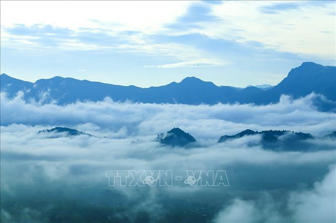 Lên Tây Bắc du khách sẽ được ngắm nhìn những biển mây mờ ảo. Ảnh: Phan Tuấn Anh - TTXVN Vẻ đẹp vùng cao Tây Bắc ảnh 13