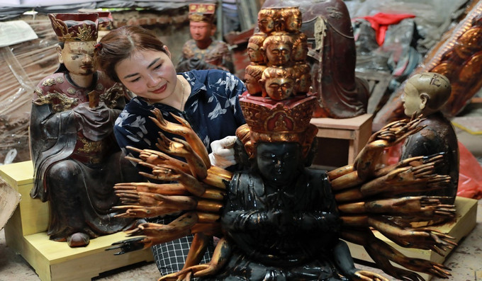 Làng nghề đồ thờ Sơn Đồng, huyện Hoài Đức (Hà Nội) vang danh và nổi tiếng không chỉ khắp mọi miền Tổ quốc mà cả nhiều quốc gia trên thế giới. Ảnh: TTXVN Làng nghề đồ thờ Sơn Đồng nhộn nhịp chuẩn bị hàng dịp Tết ảnh 2