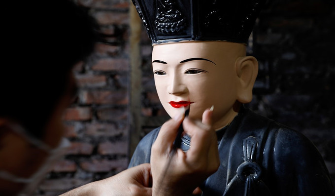 Nghệ nhân làng nghề Sơn Đồng hoàn thiện sản phẩm chuẩn bị hàng cho dịp Tết. Ảnh: TTXVN Làng nghề đồ thờ Sơn Đồng nhộn nhịp chuẩn bị hàng dịp Tết ảnh 1