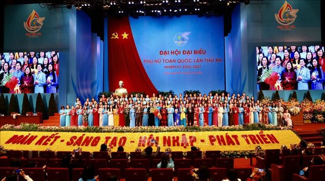 Ban Chấp hành Trung ương Hội Liên hiệp Phụ nữ Việt Nam khóa XIII ra mắt Đại hội. Ảnh: Lâm Khánh - TTXVN Bế mạc Đại hội đại biểu Phụ nữ toàn quốc lần thứ XIII ảnh 3