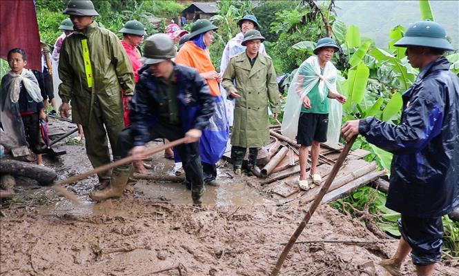 Thực hiện phương châm “4 tại chỗ” các lực lượng chức năng và bà con ở xã Bản Nhùng, huyện Hoàng Su Phì (Hà Giang) khẩn trương khắc phục thiệt hại do mưa lũ. Ảnh: TTXVN phát Mưa lớn gây thiệt hại nặng tại Hà Giang, hai người chết, một người bị thương ảnh 3