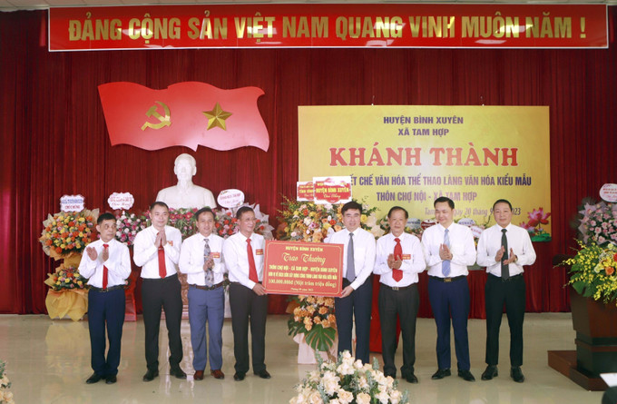 Bí thư Huyện ủy huyện Bình Xuyên Nguyễn Minh Trung (thứ 4, phải sang) trao thưởng cho lãnh đạo xã Tam Hợp vì đã có thành tích xây dựng làng văn hóa kiểm mẫu về đích sớm. Ảnh: Hoàng Hùng - TTXVN Vĩnh Phúc: Xây dựng các Làng văn hóa kiểu mẫu trở thành nơi đáng sống ảnh 1