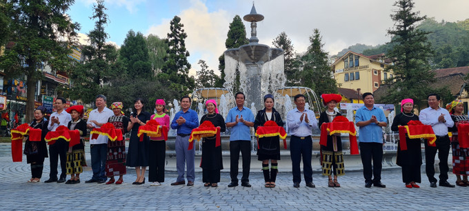 Lễ cắt băng khánh thành công trình Đài phun nước vườn hoa Xuân Viên tại trung tâm thị xã Sa Pa. Ảnh: Hương Thu - TTXVN Khai mạc Tuần văn hóa Du lịch chào mừng 120 năm du lịch Sa Pa ảnh 1