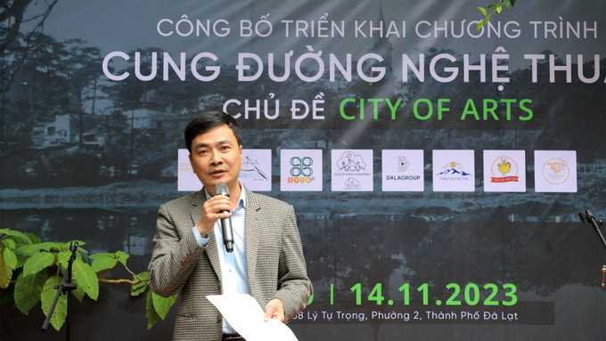 Ông Trần Quốc Khang - Phó trưởng Phòng Văn hoá TP Đà Lạt cho biết, cung đường nghệ thuật là dự án nhằm góp phần thúc đẩy sự kết nối trong cộng đồng, tạo ra một điểm giao lưu độc đáo, sáng tạo cho cả người dân địa phương và du khách. Ảnh: baolamdong.vn Cung đường nghệ thuật chào mừng 130 năm thành phố Đà Lạt hình thành và phát triển ảnh 1