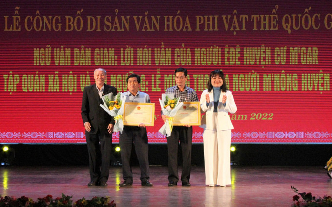 Lãnh đạo UBND tỉnh Đắk Lắk công bố và chúc mừng các huyện có di sản được công nhận di sản văn hóa phi vật thể cấp quốc gia. Ảnh: TTXVN Đắk Lắk: Nâng cao hiệu quả hoạt động của Nhà văn hóa cộng đồng ảnh 1