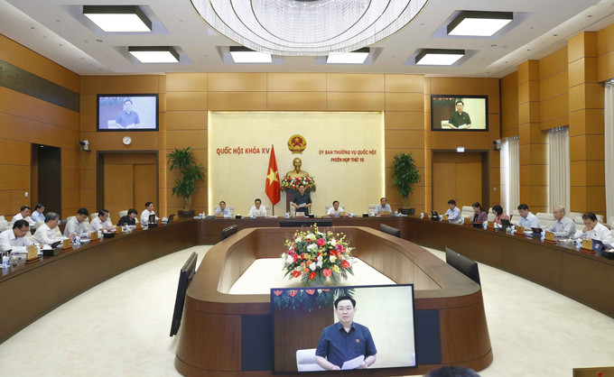 Chủ tịch Quốc hội Vương Đình Huệ phát biểu khai mạc phiên họp. Ảnh: Doãn Tấn - TTXVN Phiên họp thứ 15 của Uỷ ban Thường vụ Quốc hội: Cả nước giảm 8 đơn vị hành chính cấp huyện và 561 đơn vị hành chính cấp xã ảnh 1