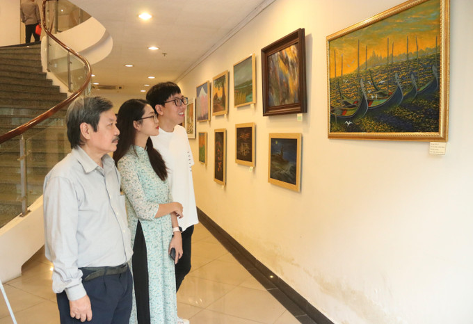 Khách mời tham quan Triển lãm. Ảnh: Thu Hương - TTXVN Triển lãm “Cọ Non” giới thiệu 70 tác phẩm của các nhà báo Thông tấn xã Việt Nam ảnh 2