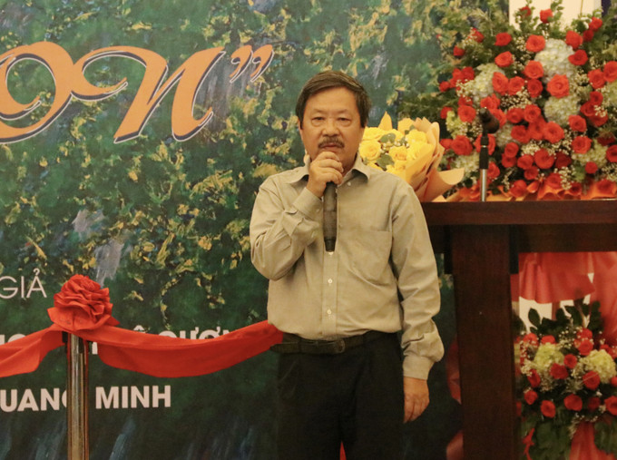 Nhà báo Nguyễn Tiến Lễ, nguyên Giám đốc Cơ quan Thông tấn xã Việt Nam khu vực phía Nam, chia sẻ tại buổi lễ. Ảnh: Thu Hương - TTXVN Triển lãm “Cọ Non” giới thiệu 70 tác phẩm của các nhà báo Thông tấn xã Việt Nam ảnh 1