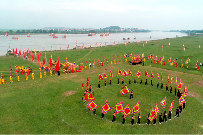 Diễn xướng hội quân trên sông Lục Đầu. Ảnh: Mạnh Tú - TTXVN Lễ hội mùa thu Côn Sơn - Kiếp Bạc năm 2022: Đặc sắc diễn xướng hội quân trên sông Lục Đầu ảnh 2