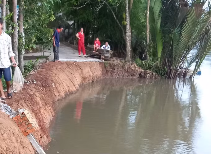 Liên tiếp xảy ra các vụ sạt lở đất ở Hậu Giang ảnh 2
