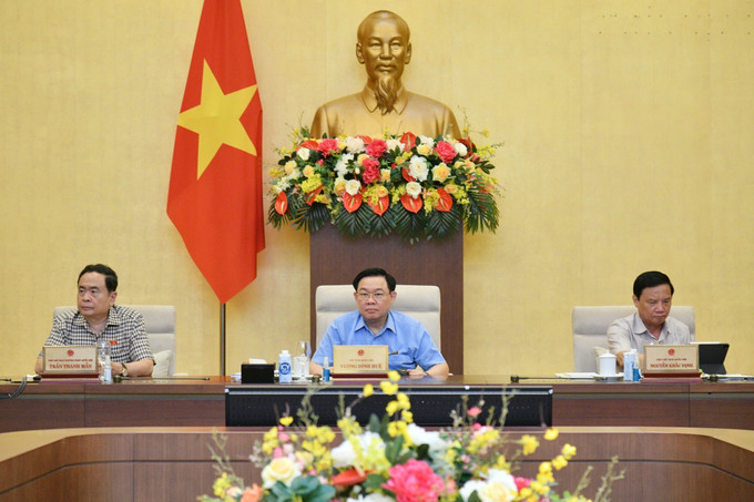 Chủ tịch Quốc hội Vương Đình Huệ chủ trì cuộc họp. Ảnh: TTXVN Ủy ban Thường vụ Quốc hội cho ý kiến về giao danh mục, vốn dự án thuộc Chương trình phục hổi, phát triển kinh tế- xã hội ảnh 1