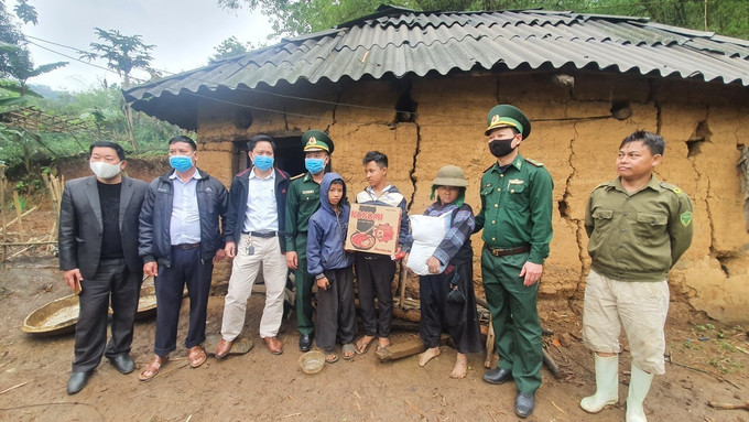 Bộ đội biên phòng Lào Cai tặng gạo, mỳ tôm cho đồng bào nghèo biên giới. Ảnh: TTXVN Bộ đội Biên phòng Lào Cai nâng cao kiến thức pháp luật cho đồng bào dân tộc thiểu số ảnh 1
