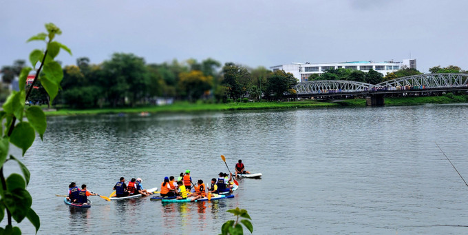 Du khách tham gia trải nghiệm chèo sup trên sông Hương. Ảnh: Tường Vi - TTXVN Phê duyệt Quy hoạch tổng hợp lưu vực sông Hương ảnh 1