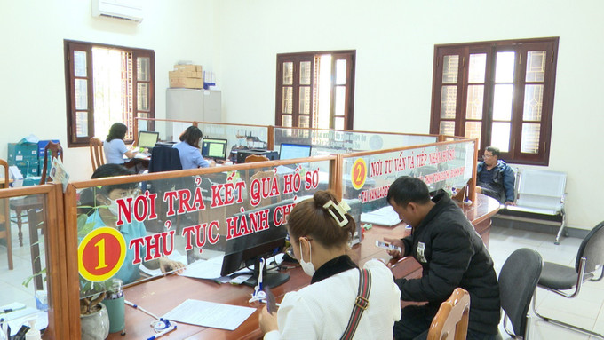 Người dân Gia Lai chỉ cần sử Căn cước công dân gắn chip và ứng dụng VSSID khi đăng ký khám chữa bệnh bảo hiểm y tế. Ảnh: Hoài Nam - TTXVN Bước tiến nâng cao chất lượng khám, chữa bệnh bảo hiểm y tế ở Gia Lai ảnh 1