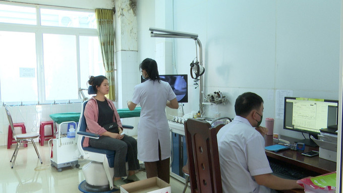 Người dân Gia Lai chỉ cần sử Căn cước công dân gắn chip và ứng dụng VSSID khi đăng ký khám chữa bệnh bảo hiểm y tế. Ảnh: Hoài Nam - TTXVN Bước tiến nâng cao chất lượng khám, chữa bệnh bảo hiểm y tế ở Gia Lai ảnh 2