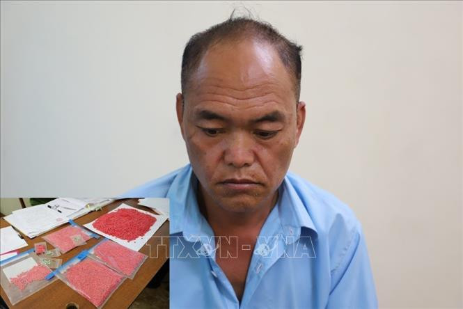 Đối tượng Hờ A Phành cùng số ma túy tổng hợp bị thu giữ. Ảnh: TTXVN Bắt đối tượng Hờ A Phành vì mua bán trái phép gần 17.000 viên ma túy tổng hợp ảnh 1