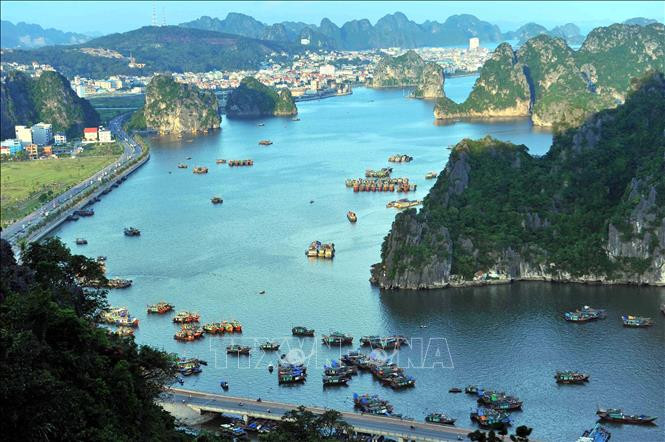 Vịnh Hạ Long - kỳ quan du lịch thiên nhiên thế giới đã sẵn sàng đón tiếp du khách trong và ngoài nước. Ảnh: Ảnh: Minh Đức - TTXVN Cơ hội mới cho du lịch (Bài 1) ảnh 1