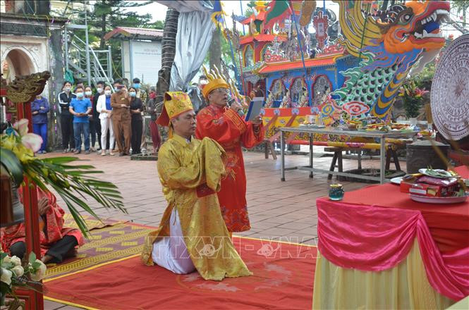 Các lễ vật được dâng lên các vị thần với mục đích tạ ơn các thần đã cho mưa thuận gió hòa, trời yên biển lặng, tôm cá đầy khoang, mùa màng tươi tốt, đời sống ấm no hạnh phúc. Ảnh: Hoa Mai - TTXVN Lễ hội Cầu Ngư - nét văn hóa tín ngưỡng đặc sắc của cư dân vùng biển Thanh Hóa ảnh 4