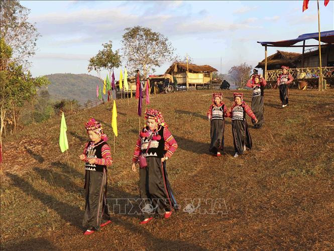 Thiếu nữ dân tộc Hà Nhì trong trang phục truyền thống tham gia hội xuân. Ảnh: Xuân Tư – TTXVN Vui Tết cổ truyền Hồ Sự Chà của dân tộc Hà Nhì nơi cực Tây của Tổ quốc ảnh 8
