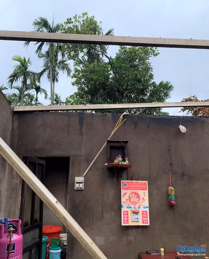 Quảng Ngãi: Lốc xoáy làm tốc mái hàng chục nhà dân ảnh 1