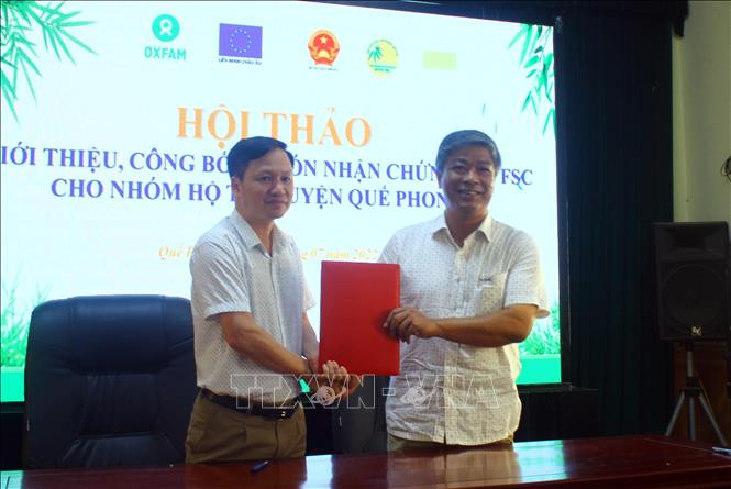 Đại diện tổ chức GFA trao chứng chỉ FSC cho Ban đại diện nhóm 212 hộ dân trồng và khai thác rừng lùng tại huyện Quế Phong. Ảnh: Tá Chuyên - TTVVN Lần đầu tiên cây Lùng được cấp chứng chỉ FSC ảnh 4