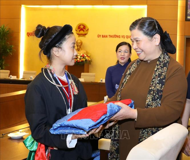 Phó Chủ tịch Thường trực Quốc hội Tòng Thị Phóng tặng quà các em học sinh mồ côi, khuyết tật tỉnh Thái Nguyên. Ảnh: Văn Điệp – TTXVN Phó Chủ tịch Thường trực Quốc hội Tòng Thị Phóng gặp mặt Đoàn học sinh mồ côi, khuyết tật tỉnh Thái Nguyên ảnh 2